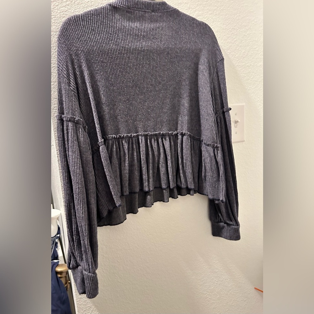 Crop sweater. Puffy sleeves. Size XL